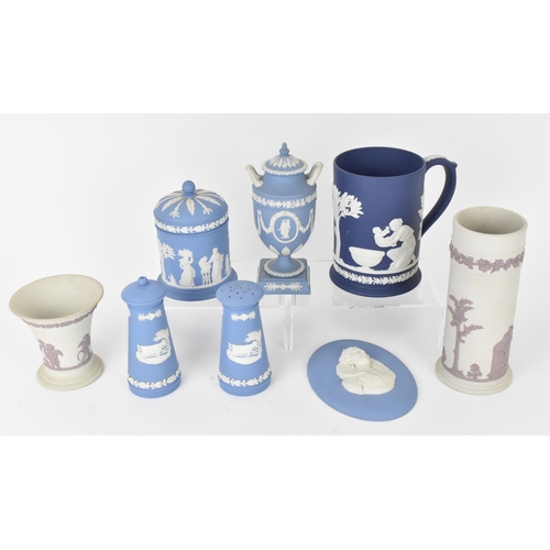 83 - A small collection of Wedgwood jasperware, to include a blue and white lidded urn with classical cam... 