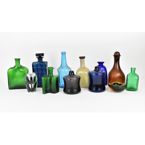 89 - A collection of Scandinavian and Continental mixed studio glass, to include two Timo sarpaneva vases... 