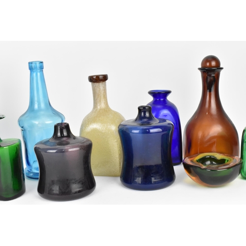 89 - A collection of Scandinavian and Continental mixed studio glass, to include two Timo sarpaneva vases... 