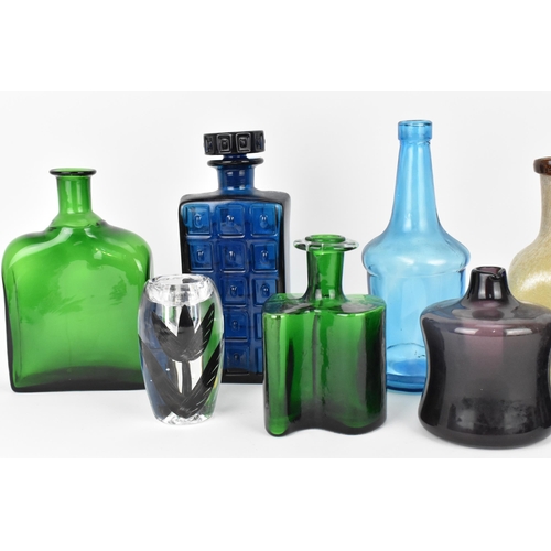 89 - A collection of Scandinavian and Continental mixed studio glass, to include two Timo sarpaneva vases... 