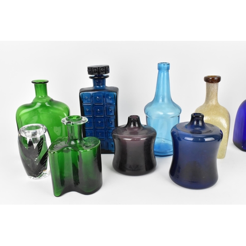 89 - A collection of Scandinavian and Continental mixed studio glass, to include two Timo sarpaneva vases... 