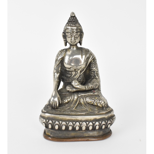 219 - A small 19th/early 20th century Sino-Tibetan statue of Buddha Shakyamuni, in plated bronze with copp... 