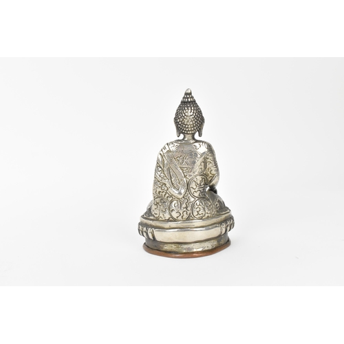 219 - A small 19th/early 20th century Sino-Tibetan statue of Buddha Shakyamuni, in plated bronze with copp... 