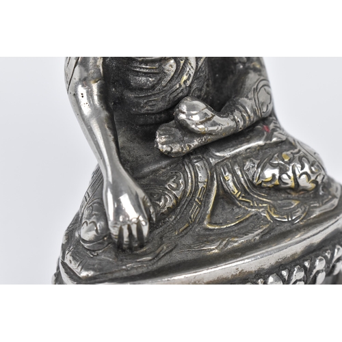 219 - A small 19th/early 20th century Sino-Tibetan statue of Buddha Shakyamuni, in plated bronze with copp... 