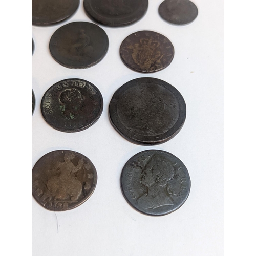 105 - A group of British coinage to include William and Mary farthing, William III examples, half pennies ... 