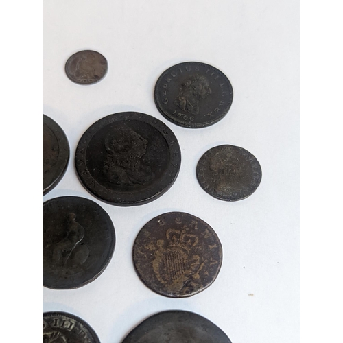 105 - A group of British coinage to include William and Mary farthing, William III examples, half pennies ... 