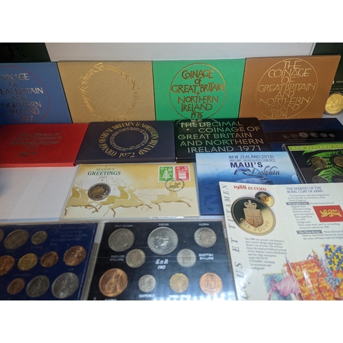 120 - A mixed lot of commemorative and other coins to include 1971-1977 coinage of Great Britain sets, New... 