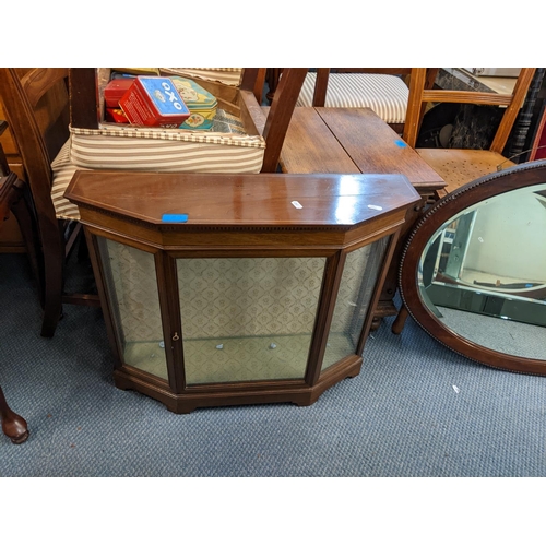 185 - Mixed furniture to include a display table, an oval mirror and a small display cabinet with glass sh... 