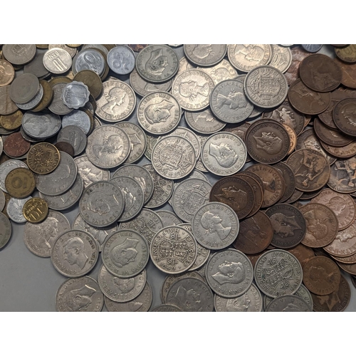 215 - Mixed World coinage to include Victorian and later pennies George VI and Elizabeth II half crowns, t... 