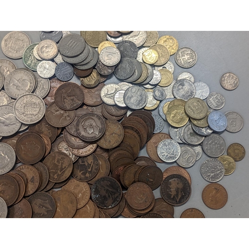 215 - Mixed World coinage to include Victorian and later pennies George VI and Elizabeth II half crowns, t... 