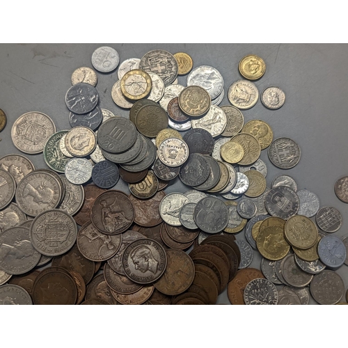 215 - Mixed World coinage to include Victorian and later pennies George VI and Elizabeth II half crowns, t... 