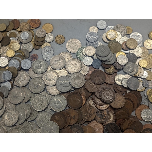 215 - Mixed World coinage to include Victorian and later pennies George VI and Elizabeth II half crowns, t... 