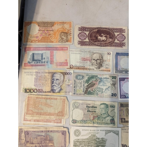 299 - Approx 108 mid/late 20th century World banknotes to include China, Egypt, Yemen, India, Brazil, Port... 