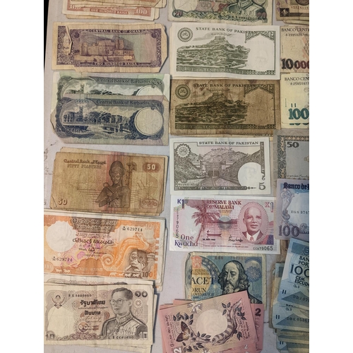 299 - Approx 108 mid/late 20th century World banknotes to include China, Egypt, Yemen, India, Brazil, Port... 