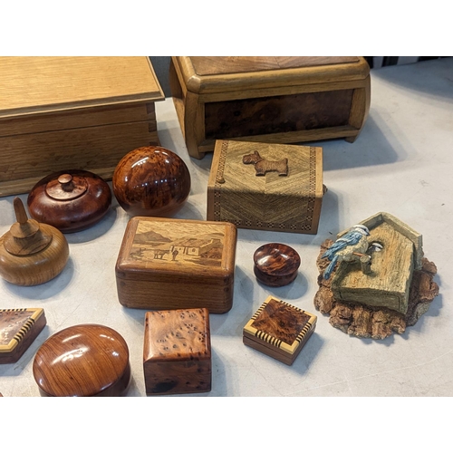 60 - A group of treen items to include wooden jewellery trinket an other boxes in various shapes and size... 