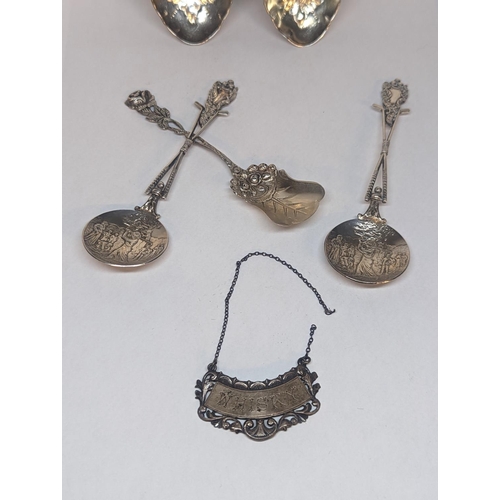 75 - Mixed silver to include a pair of Georgian berry spoons, a pair of golf spoons and a floral decorate... 