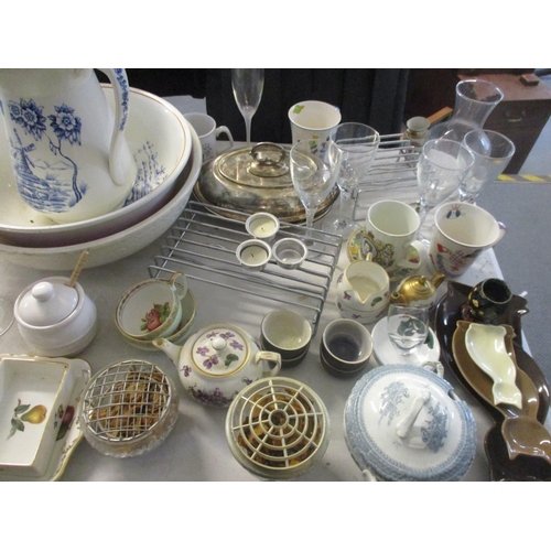 254 - A lot of mainly ceramics and glassware to include an early 20th century Smugglers Mill pattern blue ... 