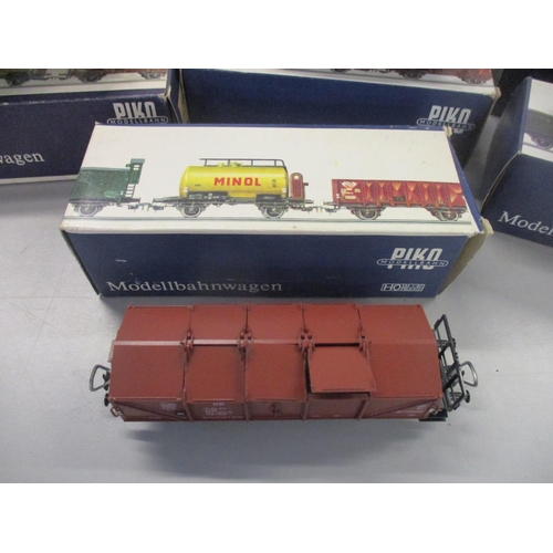 294 - A collection of German Piko HO scale model waggons to include covered good waggons, hinged lid car, ... 