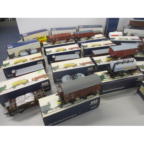 294 - A collection of German Piko HO scale model waggons to include covered good waggons, hinged lid car, ... 