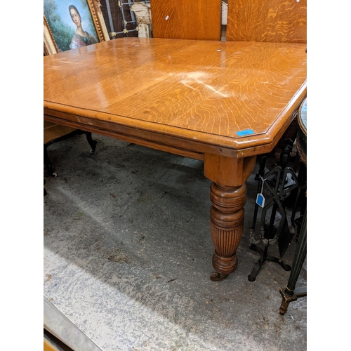 164 - A Victorian oak extending dining table with two extra leaves, on fluted, turned legs, 71h x 141w, un... 