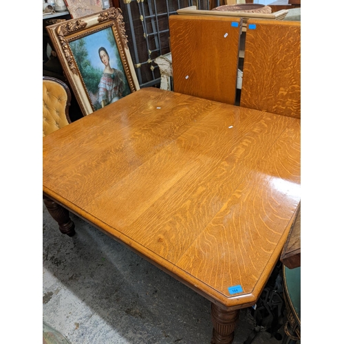 164 - A Victorian oak extending dining table with two extra leaves, on fluted, turned legs, 71h x 141w, un... 