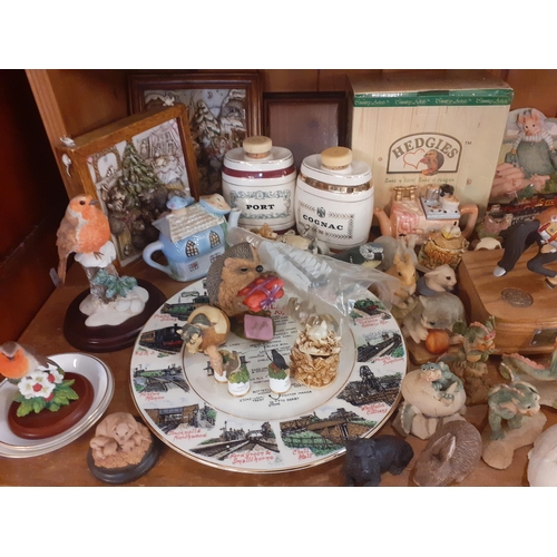 438 - Mixed collectables to include Danbury Mint The Railway Arms model, Lilliput Lane models and Harmony ... 