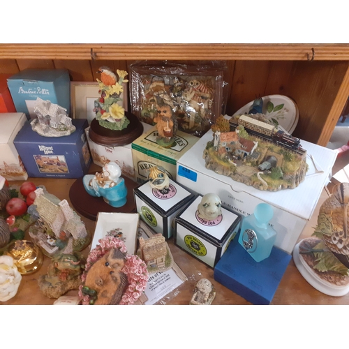 438 - Mixed collectables to include Danbury Mint The Railway Arms model, Lilliput Lane models and Harmony ... 