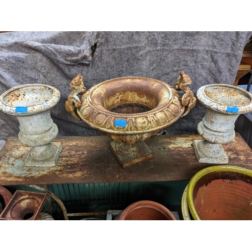 455 - A pair of late 20th century white painted cast iron garden urns, 32cm h and another with mask handle... 