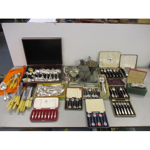 457 - A mixed lot of silver plate and other metalware to include mainly flatware, cased set including coff... 