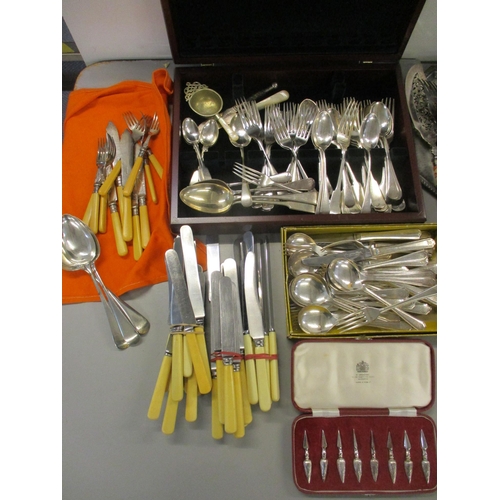 457 - A mixed lot of silver plate and other metalware to include mainly flatware, cased set including coff... 