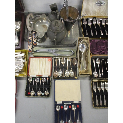 457 - A mixed lot of silver plate and other metalware to include mainly flatware, cased set including coff... 