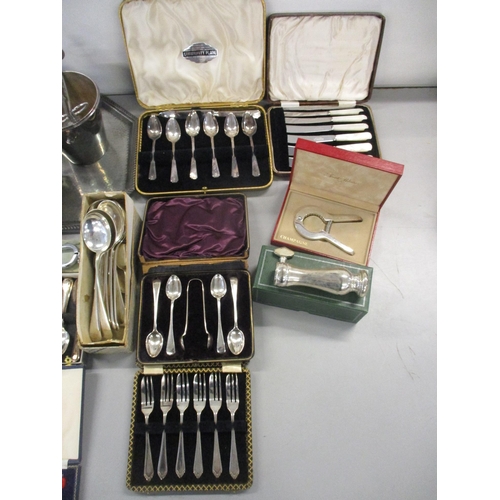 457 - A mixed lot of silver plate and other metalware to include mainly flatware, cased set including coff... 