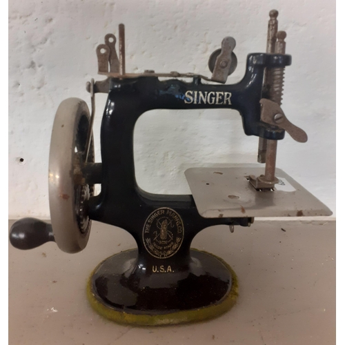 112 - A 1920's American Singer Manufacturing Company miniature sewing machine Model No:20. Location:R1:2