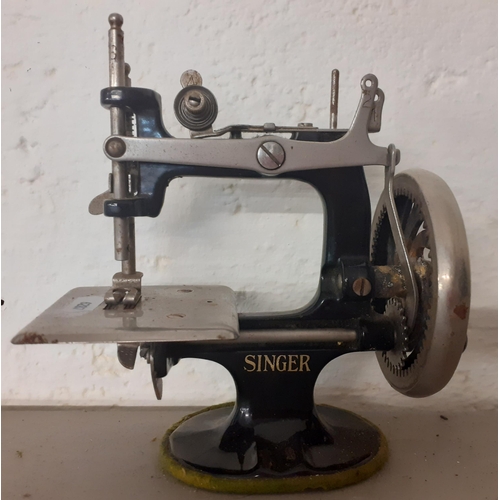 112 - A 1920's American Singer Manufacturing Company miniature sewing machine Model No:20. Location:R1:2