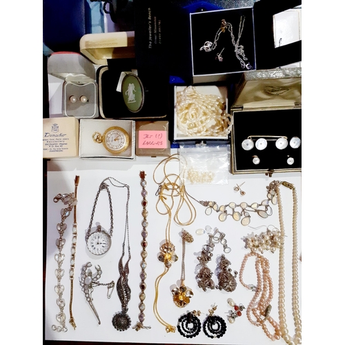 177 - Mixed 20th Century costume jewellery to include a white metal and moonstone scorpion brooch and othe... 