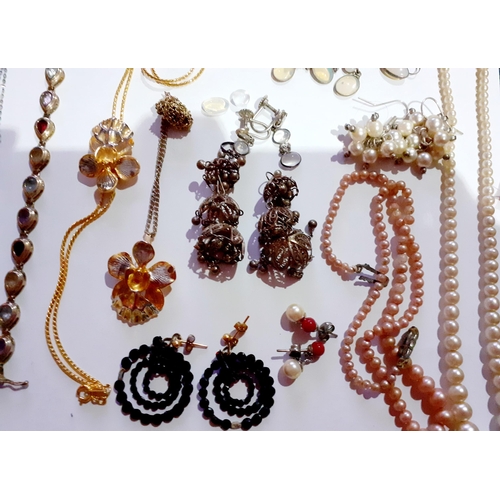 177 - Mixed 20th Century costume jewellery to include a white metal and moonstone scorpion brooch and othe... 