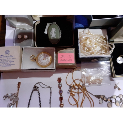 177 - Mixed 20th Century costume jewellery to include a white metal and moonstone scorpion brooch and othe... 