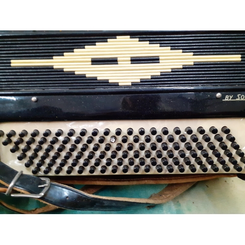 162 - A Sonola 1101 accordion with pearlescent buttons, a clarinet and master key in a green felt lined ca... 