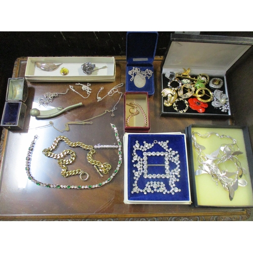 216 - A selection of vintage costume jewellery to include a Monet necklace and ear pendant set, a diamante... 