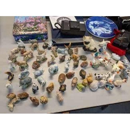 285 - A mixed lot to include miniature porcelain ornaments, Copenhagen Christmas plate, cameras to include... 