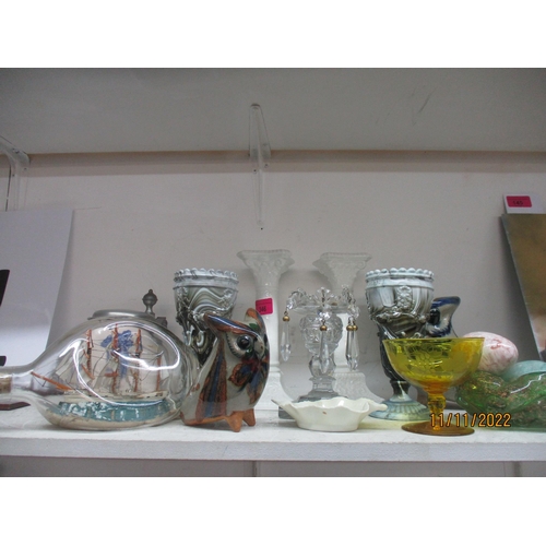 346 - A small mixed lot of ornaments to include painted pottery owls, a glass lustre A/F and a pair of Ayn... 