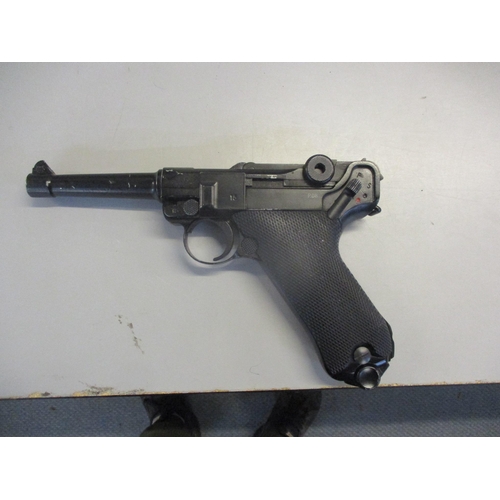 6 - A Pietro Beretta Garpone V.T mod. 92 FS-cal. .177/7,5mm air pistol, a Luger P.08 Co2 BB pistol
 Luge... 