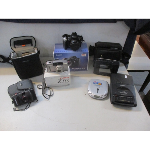 188 - A mixed lot of cameras and a portable radio to include a Canon Powershot SX10is 10.0mpx, a Canon Sur... 