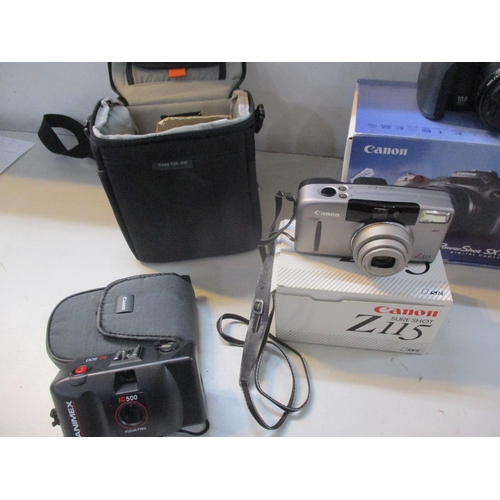 188 - A mixed lot of cameras and a portable radio to include a Canon Powershot SX10is 10.0mpx, a Canon Sur... 