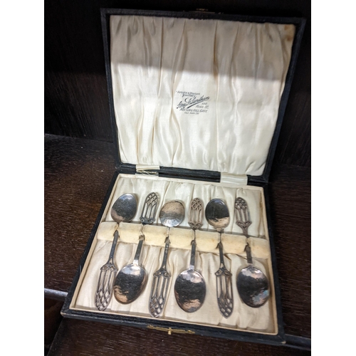 454 - A set of silver teaspoons in a fitted case 
Location:RAB