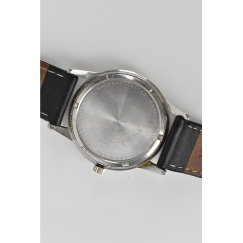 12 - A Hamilton manual wind, gents, stainless steel wristwatch, having a champagne dial with centre secon... 