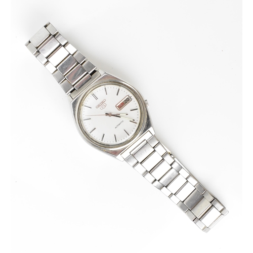 67 - A Seiko 5 automatic, gents, stainless steel wristwatch, having a silvered dial with centre seconds a... 