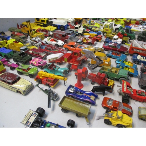 259 - A mixed lot of toy cars to include Corgi toys, Whizzwheels Surtees T.S.9, Dinky toys Alfa-Romeo and ... 