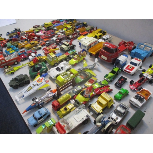 259 - A mixed lot of toy cars to include Corgi toys, Whizzwheels Surtees T.S.9, Dinky toys Alfa-Romeo and ... 