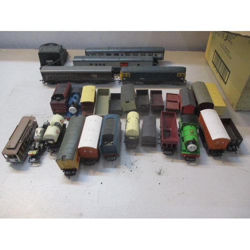 260 - A mixed lot of model railway items to include Hornby, Lima and Tri-ang, rolling stock and mixed trac... 